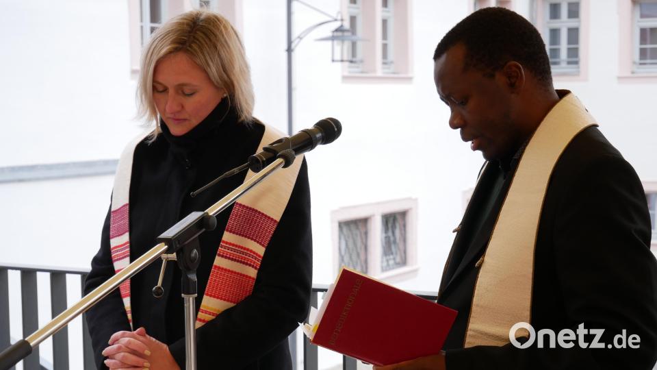 Pfarrerin Dr. Stefanie Schön und Pfarrvikar Dr. Timon Ochieng Odeny vollzogen gemeinsam die kirchliche Segnung des Platzes und spannten den naheliegenden Bogen vom Erntedankfest zum Dank für die abgeschlossene Baumaßnahme. Bild: hmr