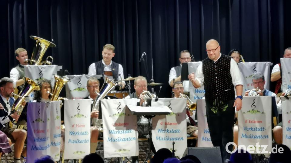 Der musikalische Leiter Stefan Holfelder aus Waidhaus gibt beim Dirigieren Tempi, Takt und Einsätze vor. Bild: gz