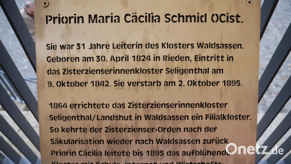 Eine Schautafel weist auf die Namensgeberin des Cäcilienplatzes im Mühlenviertel hin und enthält die wichtigsten Daten zur ersten Priorin des Klosters Waldsassen. Bild: hmr