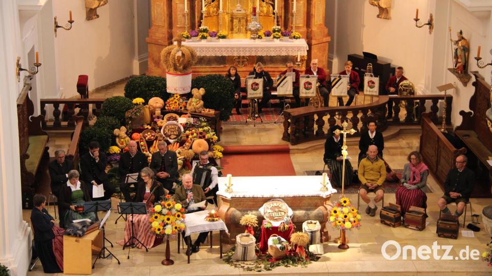Erstmals haben die Organisatoren der katholischen Kirchenstiftung St. Georg um Cheforganisator Bertram Erhardt zum Erntedank- und Mariensingen eingeladen. Über 20 Mitwirkende namhafter Oberpfälzer Volksmusikgruppen erfreuen die Zuhörer mit einem sehr gelungenen Konzert. Bild: prh