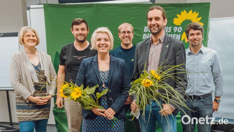 Für den Stimmkreis 307 treten bei der Landtags- und Bezirkstagswahl Monika Schneider (links), Anna Schwamberger (Mitte), Josef Schmidt (Zweiter von rechts) und Anne Droste (fehlt auf dem Bild) an. Es gratulierten Versammlungsleiter Merten Niebelschütz (Dritter von rechts), Benjamin Sertl, Sprecher des Grünen-Kreisverbands Tirschenreuth (Zweiter von links) und Harald Neumann vom Grünen-Kreisverband Neustadt/WN. Bild: sfo