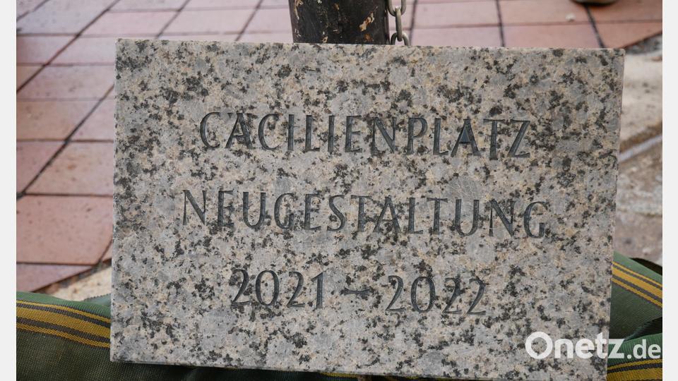 Zur Erinnerung an die Neugestaltung des Platzes übergab Architekt Peter Kuchenreuther einen Schlussstein. Bild: hmr