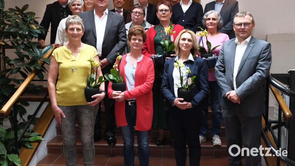 Auf dem Foto zu sehen (von links): Erste Reihe: Ingrid Panten, Intensivpflegekraft; Renate Scharf, Reinigungsdienst; Erika Hufnagel, Intensivpflegekraft; Klinikumsvorstand Manfred Wendl; 
Zweite Reihe: Christa Birner, Radiologie; Boris Sokolow, Oberarzt Anästhesie; Karin Burger, Pflegefachkraft ZNA; Irmgard Schertl, OP-Reinigungsdienst; Veronika Volber, OP-Reinigungsdienst
Dritte Reihe: Oberbürgermeister Michael Cerny; Jochen Högner, Personalleiter; Hubert Graf, Kaufmännischer Direktor; Reinhard Birner, Personalratsvorsitzender; Dieter Piesche, Werkstatt; Dr. Harald Hollnberger, Ärztlicher Direktor. Bild: Klinikum/Dietl/exb
