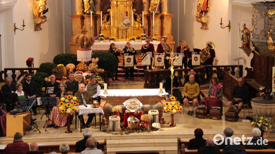 Erstmals haben die Organisatoren der katholischen Kirchenstiftung St. Georg um Cheforganisator Bertram Erhardt zum Erntedank- und Mariensingen eingeladen. Über 20 Mitwirkende namhafter Oberpfälzer Volksmusikgruppen erfreuen die Zuhörer mit einem sehr gelungenen Konzert. Bild: prh