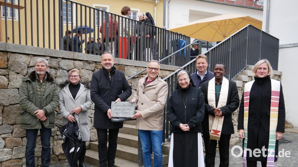 Strahlende Gesichter gab es bei der Einweihung des Cäcilienplatzes im Waldsassener Mühlenviertel. von rechts Pfarrerin Dr. Stefanie Schön, Pfarrvikar Dr. Timon Odeny, Stadtbaumeister Hubert Siller, Äbtissin Laetitia Fech, Bürgermeister Bernd Sommer und Architekt Peter Kuchenreuther mit den beteiligten Architektenkollegen seines Büros bei der Übergabe des Schlussteins der Baumaßnahme. Bild: hmr
