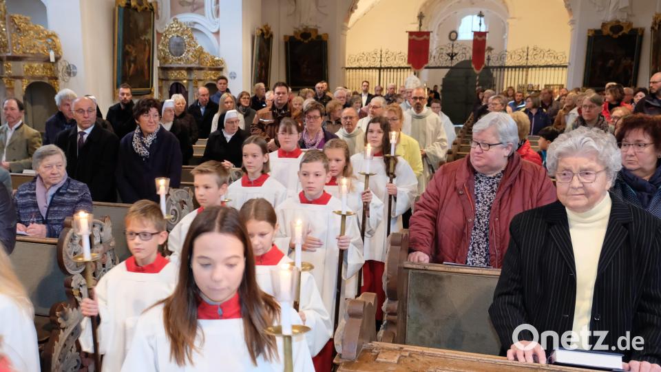 Der Rosenkranzsonntag begann mit dem feierlichen Einzug der Äbte, Chorherren und des weiteren liturgischen Dienstes in die Klosterkirche Bild: do
