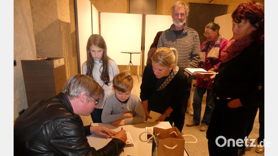 Der kleine Marian mit der cleveren Frage an Schriftsteller Jaroslav Rudiš lässt sich nach der Lesung ein Buch signieren Bild: eib