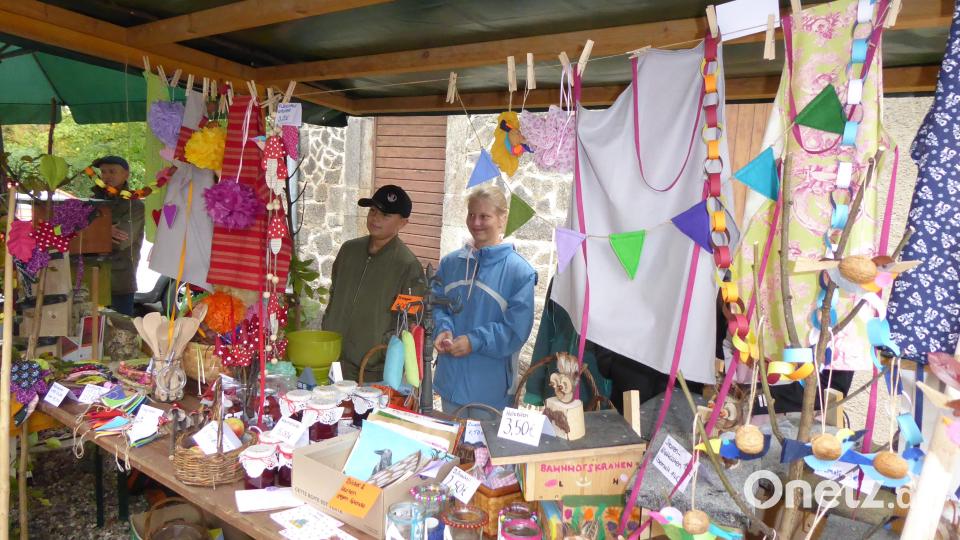 An ihrem Stand haben die Bahnhofskrähen eine bunte, herbstliche Vielfalt geboten. Bild: Reinhard Pausch/exb