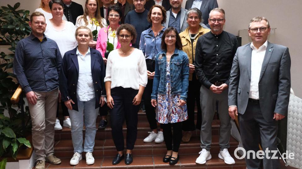 Auf dem Foto zu sehen (von links) Erste Reihe: Rene Flierl, Pflegefachkraft Urologie; Petra Meier, OP-Pflege Leitung; Christine Niebler, Qualtätsmanagement; Barbara Gareis, Intensivpflegekraft; Rene Kastner, Intensivpflegekraft; Klinikumsvorstand Manfred Wendl;
Zweite Reihe: Maria Jellonek, Pflegefachkraft Gefäßchirurgie; Margit Meier, Vorstandsassistentin; Barbara Pirzer, Pflegefachkraft ZNA; Maria Ibler, Pflegefachkraft Palliativstation;
Dritte Reihe: Pflegedirektorin Kerstin Wittmann; Kathrin Guthe-Schenk, Pflegefachkraft Strahlentherapie; Klaus Strachotta, Gärtnerei; Tobias Meindl, Mitarbeiter Pflegedirektion
Vierte Reihe:  Oberbürgermeister Michael Cerny; Jochen Högner, Personalleiter; Reinhard Birner, Personalratsvorsitzender; Hubert Graf, Kaufmännischer Direktor; Dr. Harald Hollnberger, Ärztlicher Direktor. Bild: Klinikum/Dietl/exb