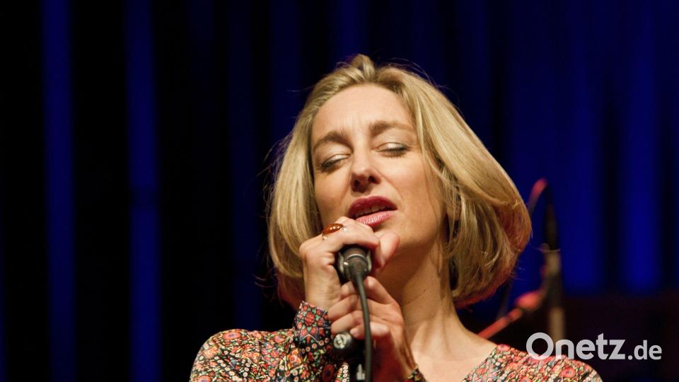 Eva Mayerhofer tritt mit dem Frankfurt-Jazz-Trio im Amberger Stadttheater auf. Bild: Raphael Sprenger/exb