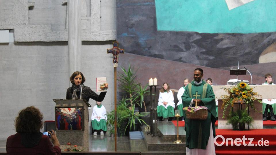 Viele Aufmerksamkeiten hatte sich Kerstin Kiener überlegt. So überreicht sie unter anderem dem Selbstversorger Pater Jaison ein Oberpfälzer Kochbuch, damit er selbst regionale Küche zubereiten kann. Bild: Pfarrei Pirk/exb