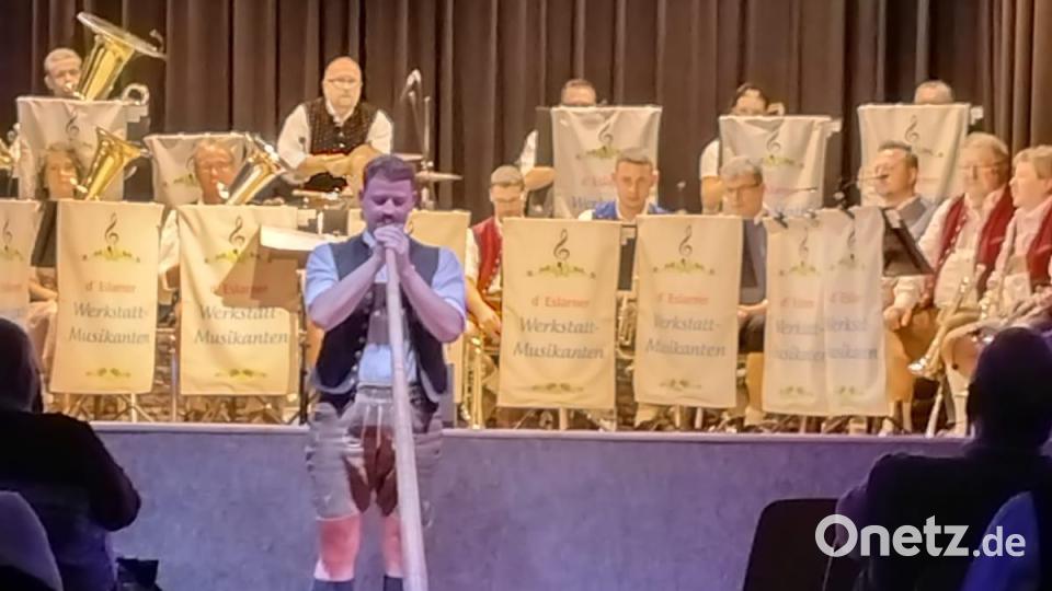 Pascal Fürnrohr überrascht mit einem Alphorn beim Stück &quot;Alphorn-Casanova&quot;, Bild: gz
