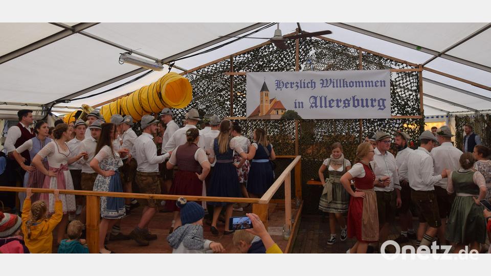 19 Kirwapaare tanzen heuer auf zwei Ebenen, einmal auf dem Podium und einmal gleich daneben, den Baum im Festzelt aus, weil es draußen so richtig schüttet. Bild: bö