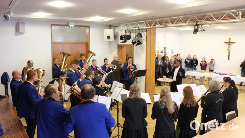 Zu Ehren seines Jubiläums wartet neben zahlreichen Vereine auch die Pirker Blaskapelle mit einem Ständchen auf und ließen Pater Jaison einen Marsch dirigieren. Bild: kki/exb
