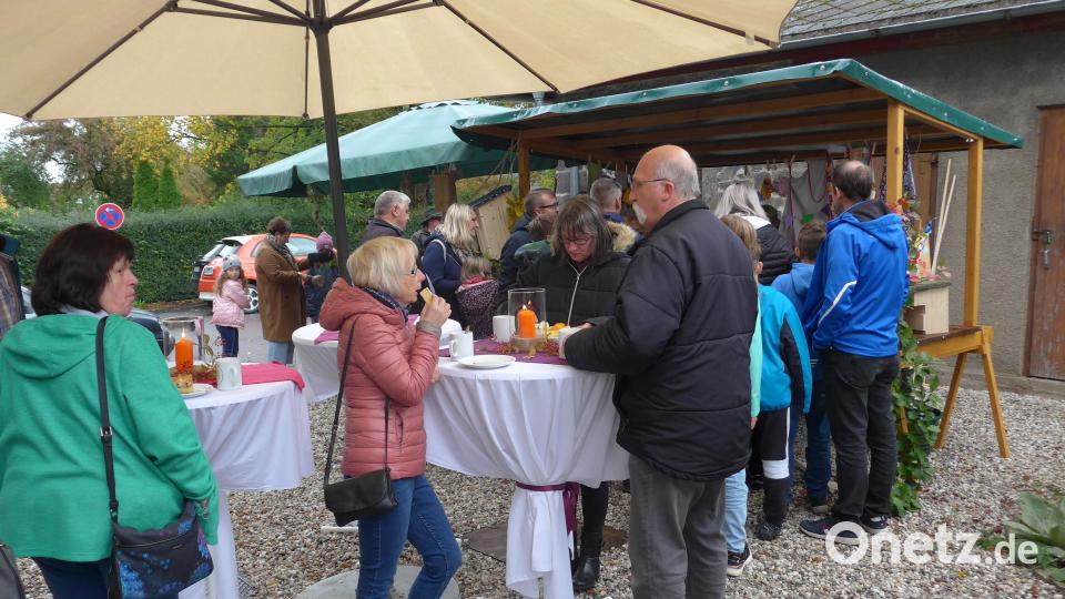 Trotz des nassen Herbstwetters ist der erste Erntedankmarkt am alten Flosser Bahnhof gut besucht, die Gäste lassen sich Kaffee und Kuchen schmecken. Bild: tss