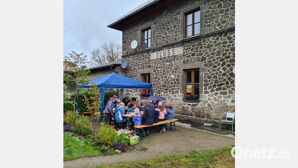 Für die kleinen Gäste gab es eine Bastelecke. Dort konnten die Erwachsenen auch Kaffee und Kuchen genießen. Bild: Wolfgang Schmidt/exb