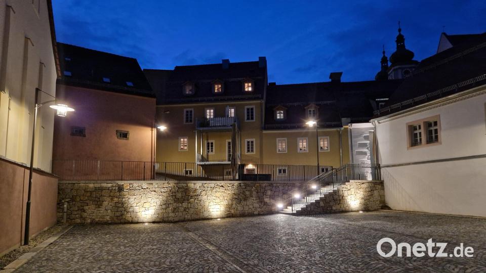 Mit stimmungsvoller Beleuchtung zeigt sich, dass nach dem Abschluss der Arbeiten am Cäcilienplatz ein besonders schönes Stück Altstadt entstanden ist. Am Sonntag wurde die neu gestaltete Anlage eingeweiht. Bild: hmr