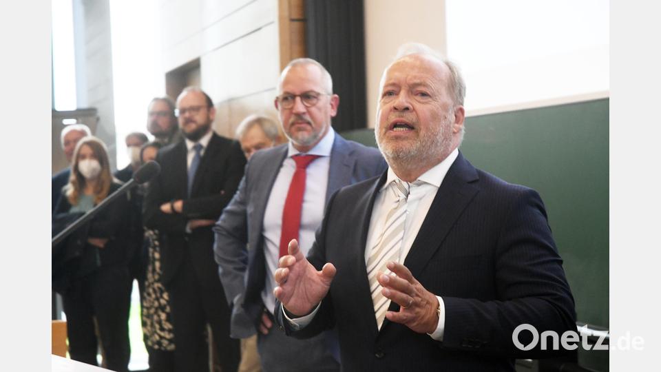 Bert Mayer, Dekan der Business School in Weiden (rechts), und Burkhard Stolz, Dekan der Fakultät Wirtschaftsingenieurwesen und Gesundheit (links). Bild: Gabi Schönberger