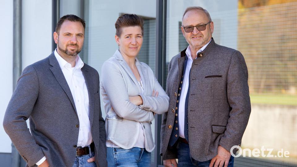 Mario Rösch, Sandra Rösch und Rudolf Götz (von links) sind die Köpfe des erfolgreichen Unternehmens GöSta in Artesgrün bei Kohlberg. Bild: GöSta/exb