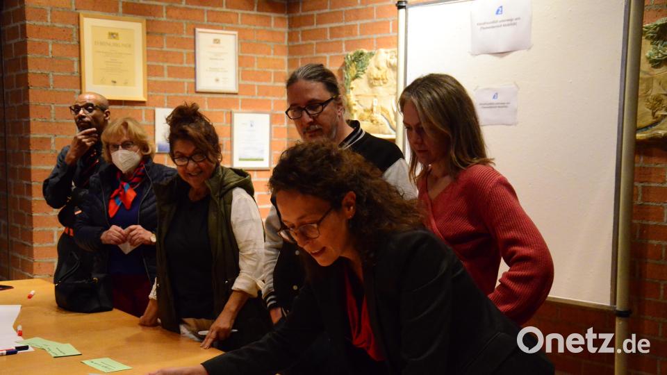 Moderatorin Kerstin Seeger sortiert die Ideen. Bild: Kunz