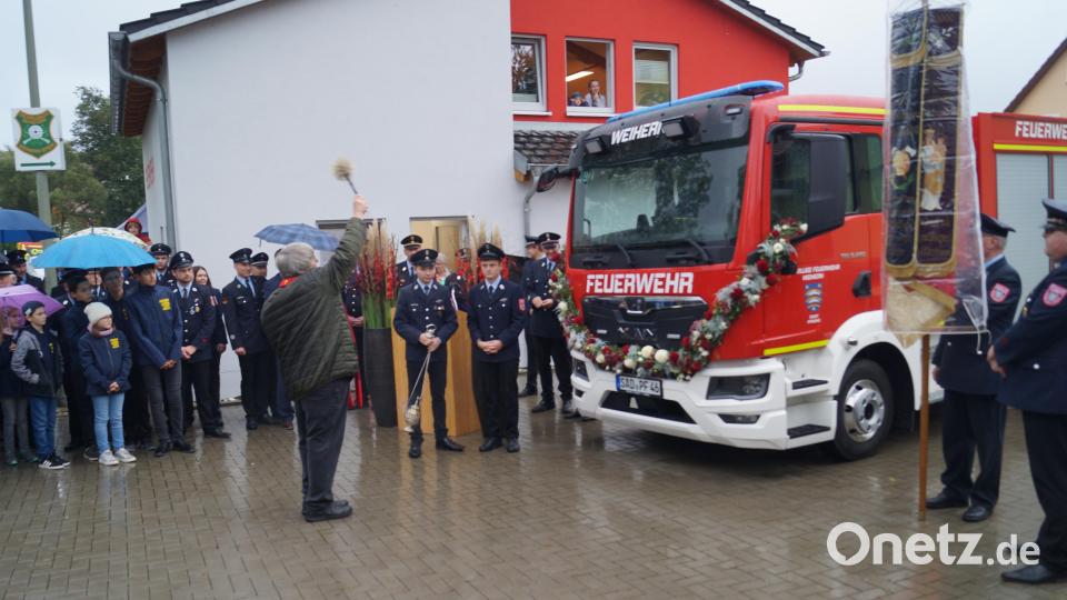 Pfarrer Richard Bayer segnete das Fahrzeug mit den Wahlspruch der Feuerwehr &quot;Gott zu Ehr, dem Nächsten zur Wehr&quot;. Bild: slh
