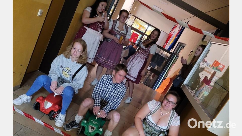 Beim Bobbycar-Rennen wurde jeder wieder zum Kind und düste los. Bild: wrm