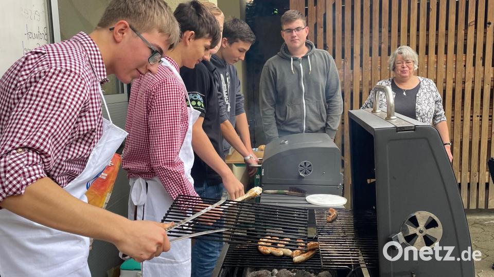 Eine Klasse übernahm die Schicht hinter dem Grill. Bild: wrm