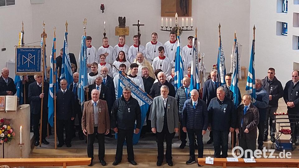 Zum Hauptfest der Marianischen Männer-Congregation zelebrierte Zentralpräses Thomas Schmid (vorletzte Reihe, Mitte) den Festgottesdienst. Bild: Max Pravida/exb