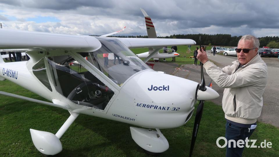 Aero-Club-Chef Josef Mensing vor dem neuen Ultraleichtflugzeug aus der Ukraine. Bild: Kunz