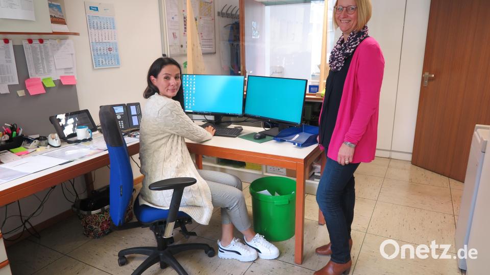 Rektorin Christine Wiesend (rechts) mit der neuen Schulsekretärin Magdalena Reger. Bild: jzk