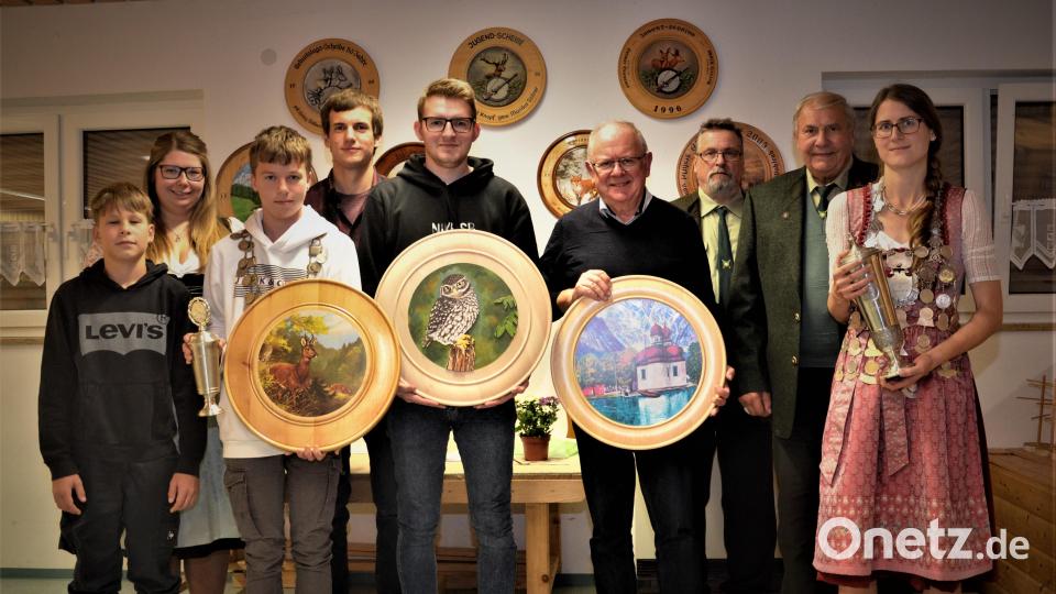 Die Siegerehrung des Königsschießens stand beim Schützenverein Groschlattengrün an. Im Bild (von links): Jugendmeister Moritz Schübel, Sportleiterin Lisa Busch, Jugendkönig Elias Ott, Stefan Heindl, Alexander Hein, Ernst Neumann, Detlef Syring, Horst Effenberger und Schützenkönigin und Schützenklassen-Meisterin Nina Fuchs. Bild: Schützenverein Groschlattengrün/exb