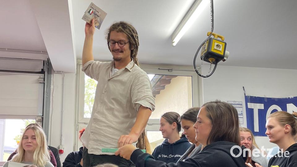 Bei der Tombola sind alle ganz Ohr, wer denn einen Preis ergattert. Bild: wrm