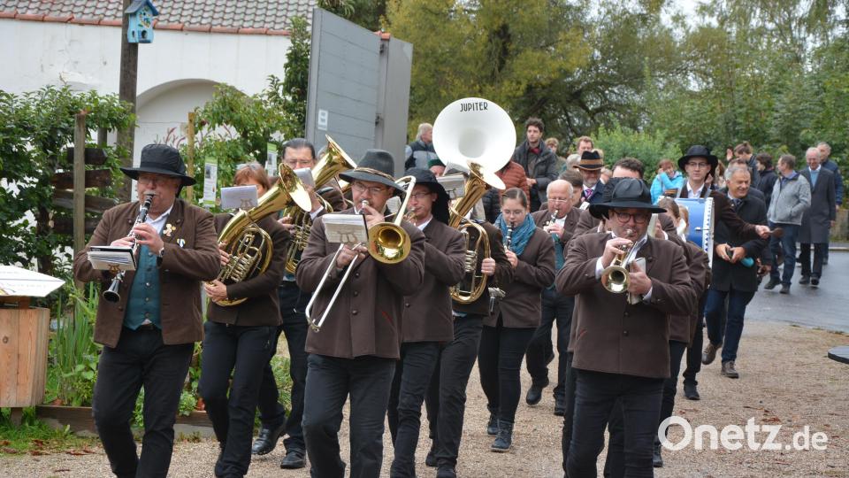 Angeführt von der Stadtkapelle Waldsassen bewegte sich ein Festzug mit den geladenen Gästen des Obst- und Gartenbauvereins Waldsassen von der Basilika zur Umweltstation. Bild: jr