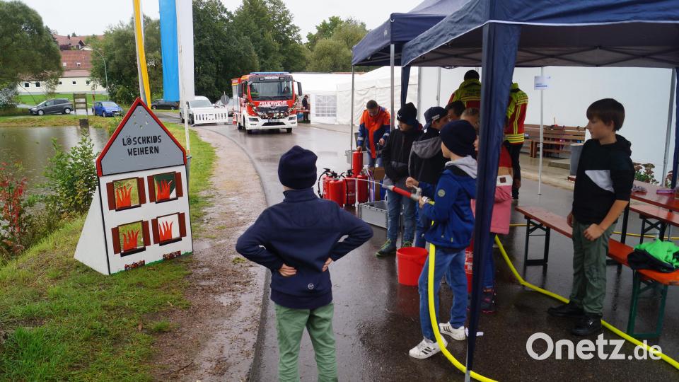 Mit der Kübelspritze konnten die kleinen Besucher versuchen, die &quot;Flammen&quot; zu löschen. Bild: slh