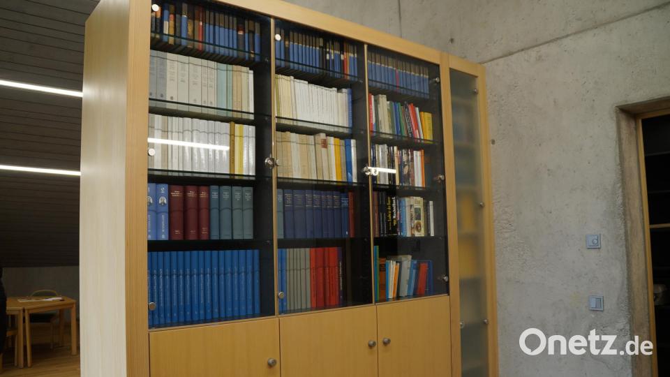 In diesem Raumteiler sind die Schriften von Max Zinnbauer gesammelt Bild: wel