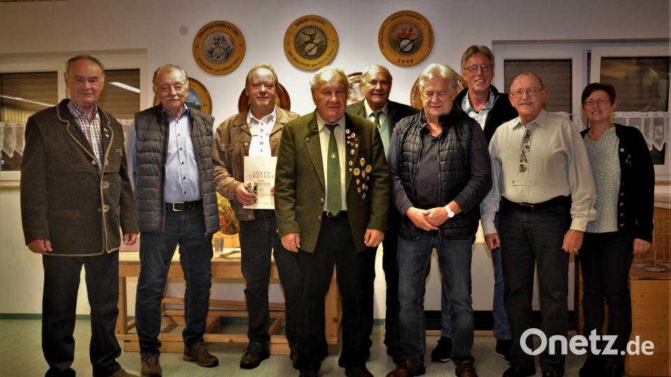 Geehrt wurden beim Ehrenabend des Schützenvereins Groschlattengrün auch langjährige Mitglieder. Im Bild (von links) Gerhard Wunderlich, Reinhard Köstler, Wolfgang Robl, Gerd Meier, Horst Effenberger, Richard Pfletscher, Klaus Gottfried, Otto Teubner und Vorsitzende Birgit Wohlrab. Weitere Geehrte waren verhindert. Bild: Schützenverein Groschlattengrün/exb