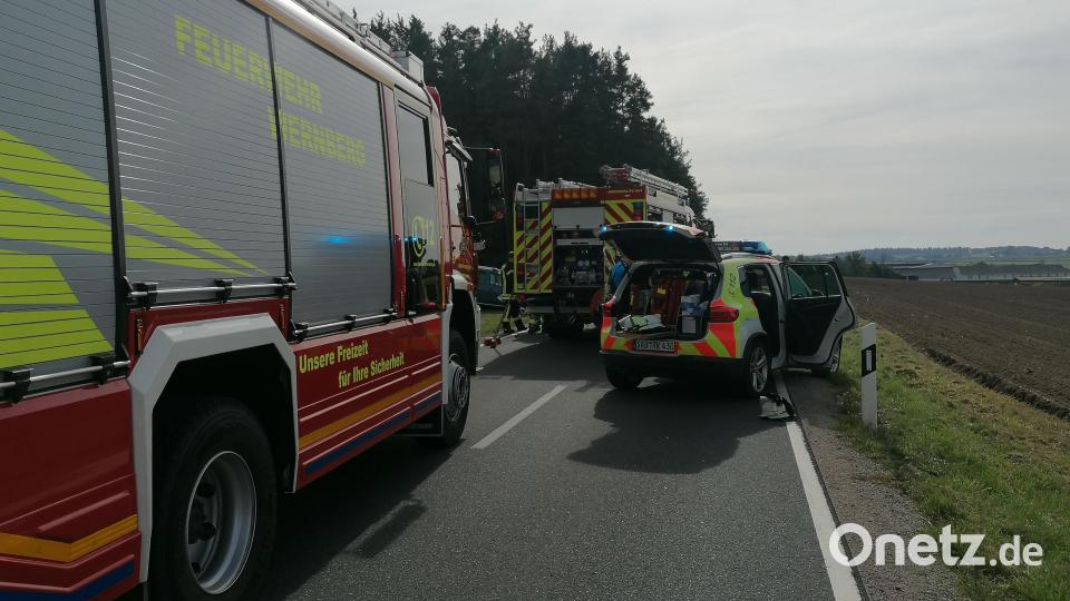 In der Nähe von Damelsdorf bei Wernberg-Köblitz ereignete sich am Mittwoch ein Unfall. 40 Einsatzkräfte eilten den beiden Schwerverletzten zur Hilfe. Bild: wrl