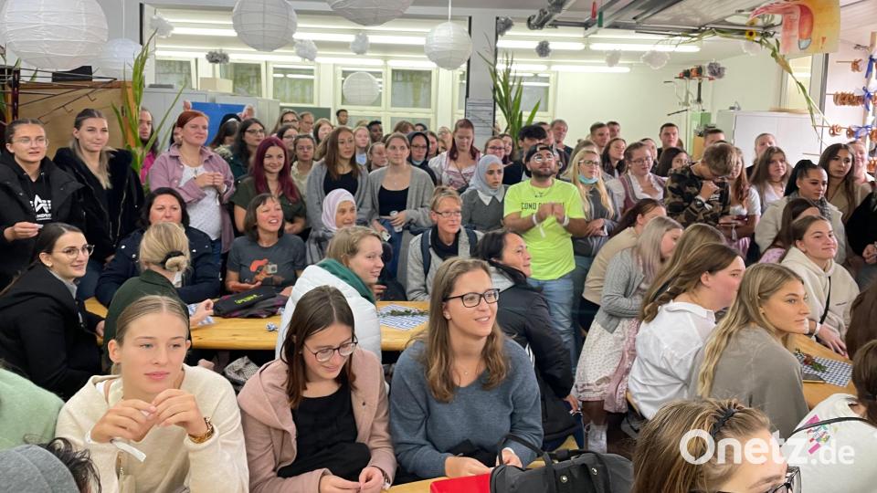 Bei der Tombola waren alle ganz Ohr, wer denn einen Preis ergattern konnte. Bild: wrm