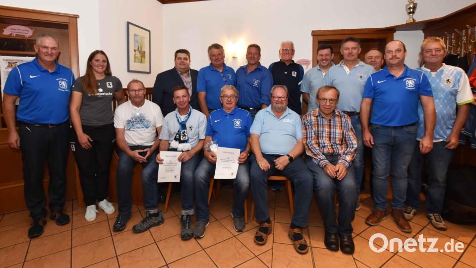 Geehrte Gründungsmitglieder und Mitglieder mit 40-jährige Mitgliedschaft, gemeinsam mit dem 1.Vorstand Robert Meyer (links), Vroni Seemann von der Fußballabteilung des TSV 1860 München und Bürgermeister Dieter Dehling Bild: no
