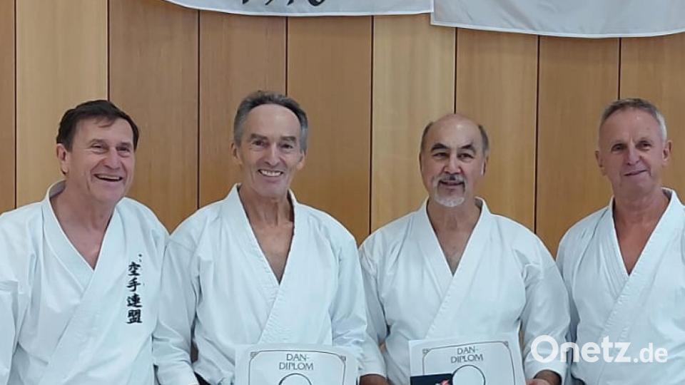 Josef Reichenberger (Zweiter von links) und Josef Pflaum (Zweiter von rechts) mit ihren Prüfern ist die Freude über ihre höhere Dan-Graduierung anzusehen. Wolfgang Weigert, Präsident des Bayerischen Karate Bundes, 7. Dan (links), und Helmut Körber, Prüferreferent des Bayerischen Karate Bundes, 7. Dan (rechts) ,überreichten die Auszeichnungen. Bild: dob
