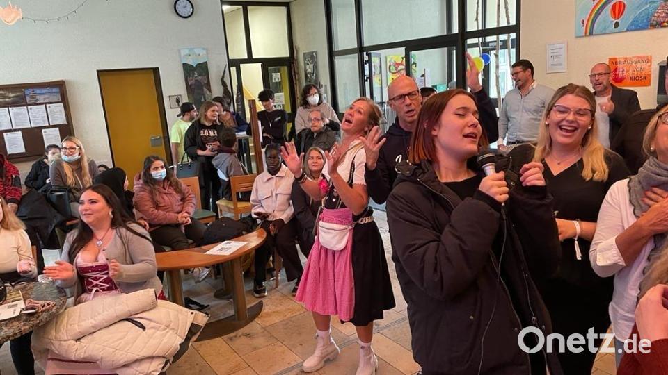 In der Aula gab es Karaoke - auch die Lehrer zeigten ihr Können. Bild: wrm