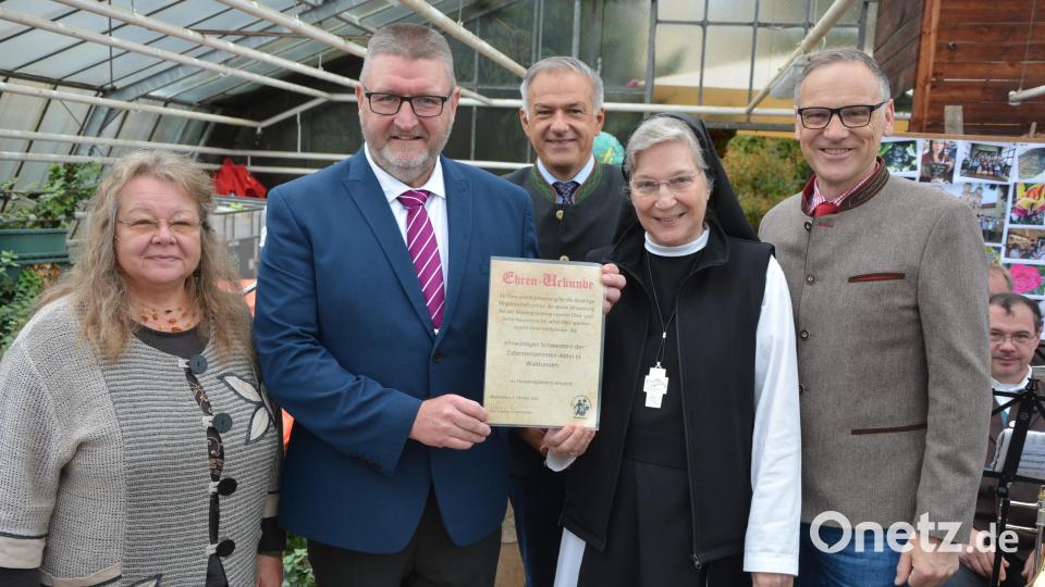 Äbtissin Laetitia Fech nahm für das Kloster die Ehrenurkunde des Obst- und Gartenbauvereins entgegen. Mit im Bild (von links) stellvertretende Bezirksvorsitzende Rosa Prell, Ortsvorsitzender Klaus Schuster, Kreisvorsitzender und Landrat Roland Grillmeier sowie Bürgermeister Bernd Sommer. Bild: jr
