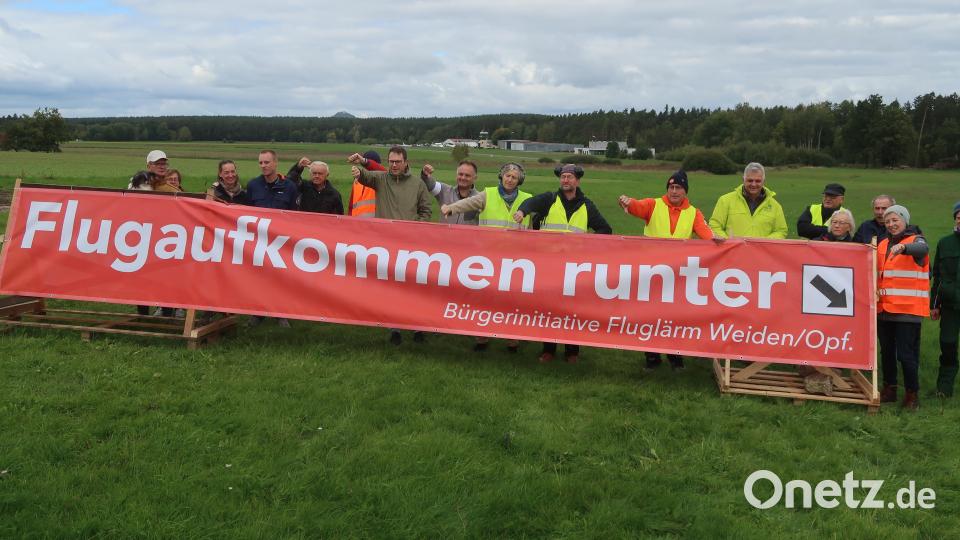 Demonstranten protestieren gegen Fluglärm. Bild: Kunz