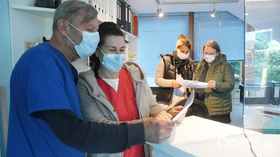 In der Praxis von Dr. Heinrich Gref (links) sind Pullis und Jacken angesagt. Der Chef hat mit dem Einmarsch russischer Truppen in die Ukraine im Februar entschieden, die Praxis nur punktuell moderat zu heizen. Bild: Gabi Schönberger