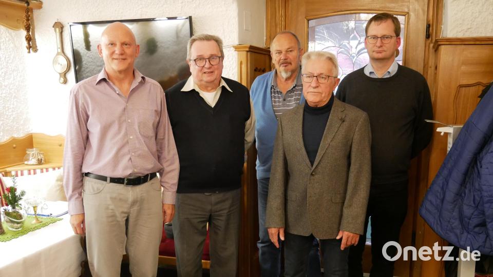 Das neue Vorstandsteam des Männergesangvereins 1865 Waldsassen mit (von links) Zweitem Vorsitzenden Werner Koch, Erstem Vorsitzendem Klaus Rösch, Schriftführer Bernhard Panrucker, Kassenführer Helmut Manske und Chorleiter Andreas Sagstetter. Bild: hmr