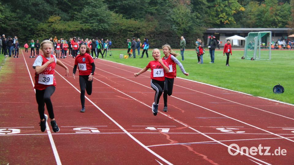 Trotz Regen und Kälte geben die 115 teilnehmenden Leichtathleten und Leichtathletinnen bei der Kreismeisterschaft im Mehrkampf des Kreises Oberpfalz Nord ihr Bestes. Bild: prh