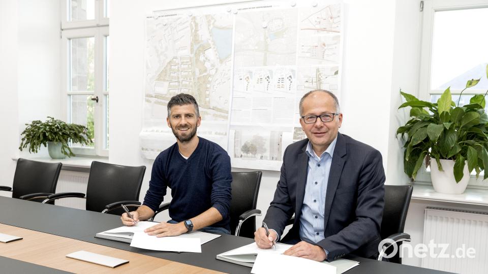 Ziegler-Group-Geschäftsführer Andreas Sandner (links) und Bürgermeister Roman Schäffler unterzeichneten die Absichtserklärung. Bild: Ziegler Group/exb