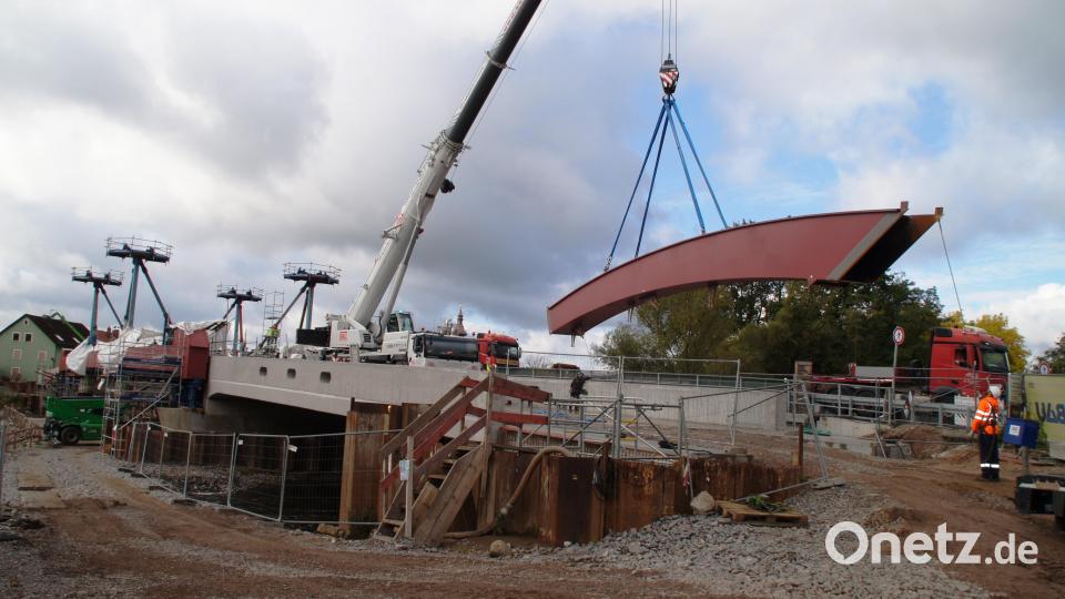Vorsichtig werden die Stahlteile der Großen Regenbrücke in die entsprechende Position gebracht. Bild: sir