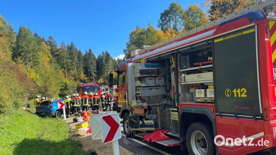 Auf der B85 bei Königstein sind zwei Autos frontal zusammengekracht. Die Feuerwehr muss mit Spezialgerät eine Schwangere aus dem demolierten Auto herausschneiden. Zwei Rettungshubschrauber waren im Einsatz. Bild: lei