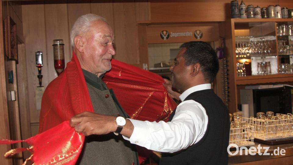 Pfarrer Johnrose (rechts) beschänkte Norbert Reger mit einem Tuch aus Indien. Bild: wro